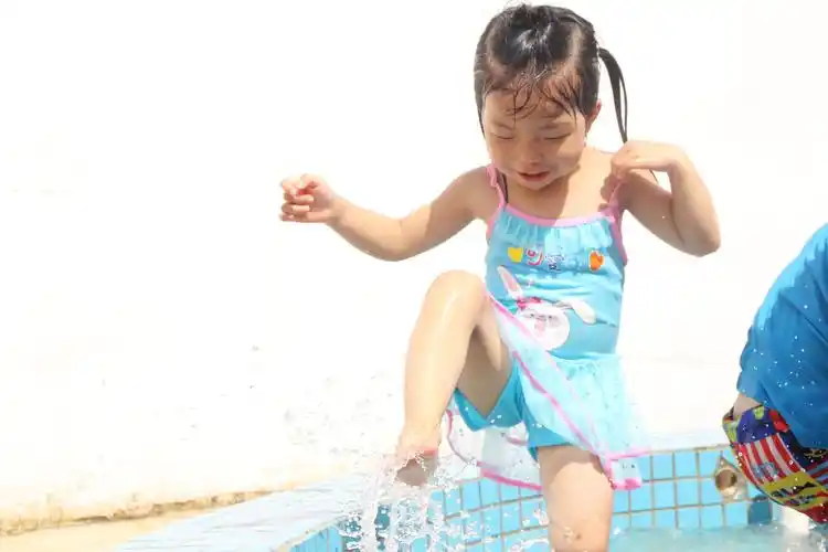 幼儿园戏水活动 写美篇  随着夏天的到来,想玩水的心是不是蠢蠢欲动呢