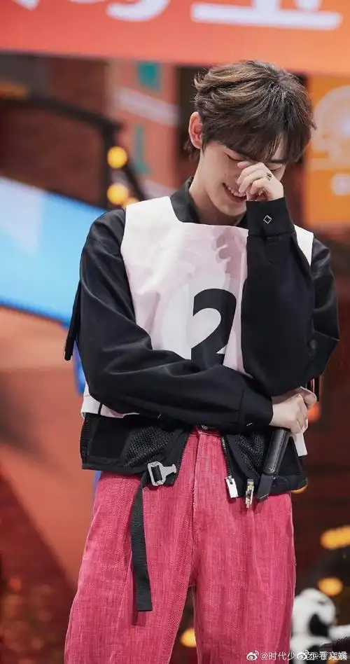 丁程鑫低头笑剧照##丁程鑫低头笑