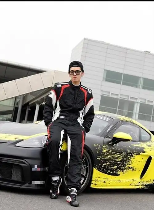 吴亦凡穿黑色赛车服帅气十足 反戴棒球帽酷飒有型