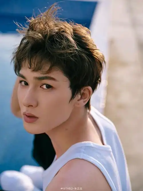 朱正廷夏日午后泳池大片 夏日里的清爽少年