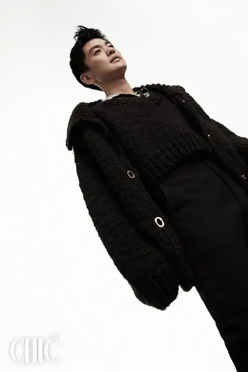 周一围黑白成熟帅气写真图片512