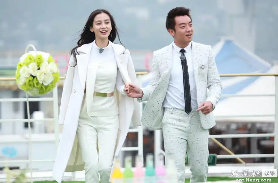 跑男现身重庆郑恺牵女神angelababy亮相图