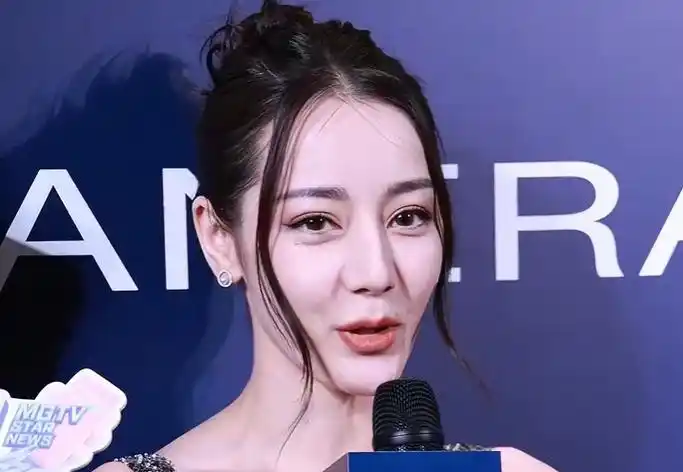 迪丽热巴近期采访,怼脸拍无压力.