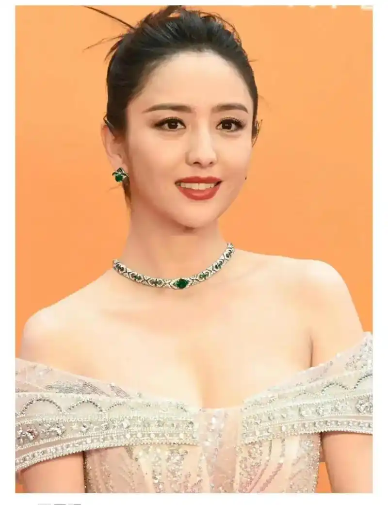 佟丽娅的活动生图,看起来圆润了许多,脖子都要和脸一样宽了.