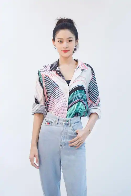 想不到王媛可这么瘦,穿条纹衬衫配牛仔裤,小腰纤细有25厘米?