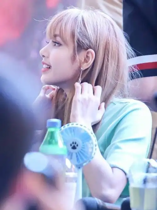 晒出你的侧颜杀 绝美lisa,完美的侧颜比例