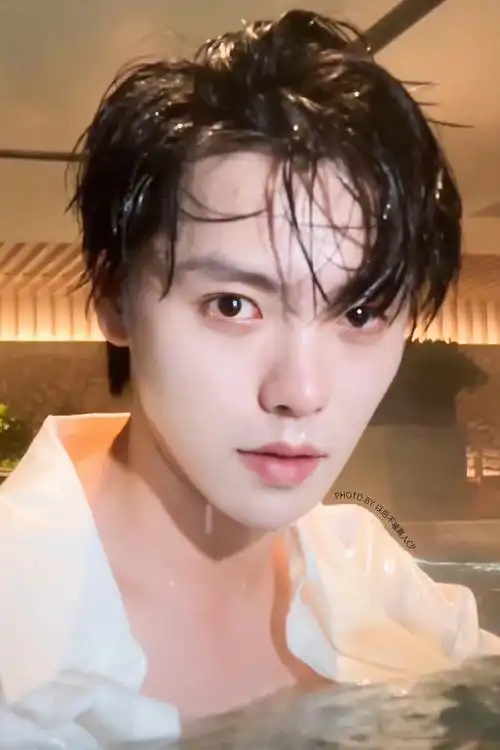 肖宇梁用艺术打败开枪的人#    你眼中的银河,我所摘到的梦  你笑的