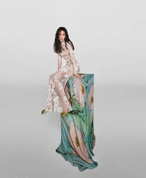 唐嫣着性感蕾丝透视长裙眼神妩媚化身灵动美人鱼