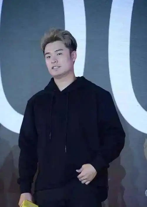 在现场互动的时候,我们热心的网友调侃陈赫身材又肿了,你是不是吃太多