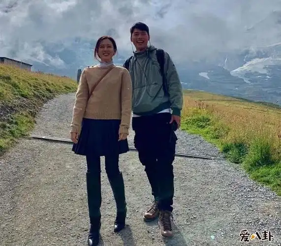 孙艺珍晒与玄彬合影庆圣诞 两人是什么关系宋慧乔的反应引关注