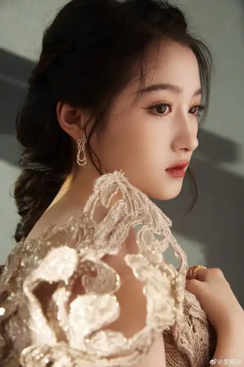 关晓彤大长腿太美了,鹿晗有这么好的女朋友真不错,般配的很!