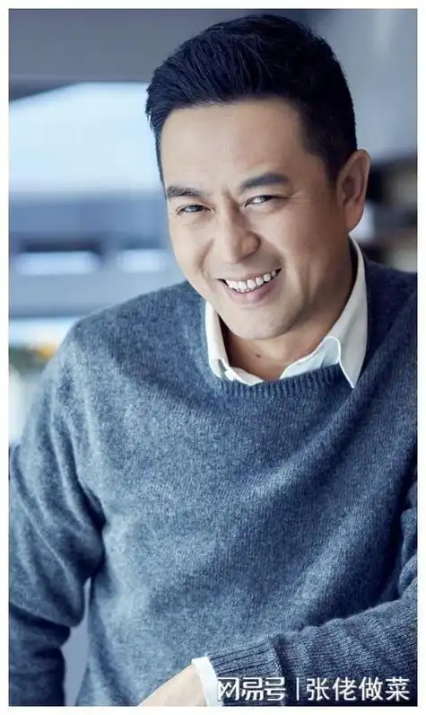 得很,你说不清到底喜欢他哪里,但就是喜欢,中老年妇女"杀手"的称号,说