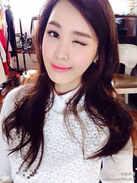 韩女星李多海近日出演新剧,宣传照及微博自拍让人发现又"变脸"了!