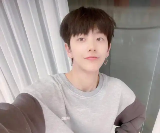 原创《创造营2020》最帅女生刘梦,黄色头发搭配蓝色短袖,满满少年感