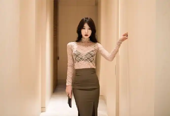 蕾丝美女大胆透视装性感白领制服写真图片