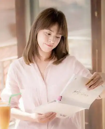 剧中的女主角姜暮烟是一位非常努力的职场精英女性