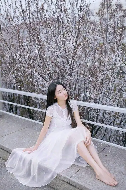 清纯长发单眼皮美女户外俏皮唯美写真