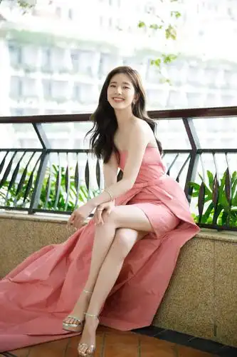 "初恋女孩"赵露思,穿粉色抹胸短裙配银色高跟鞋,性感不失甜美_手机
