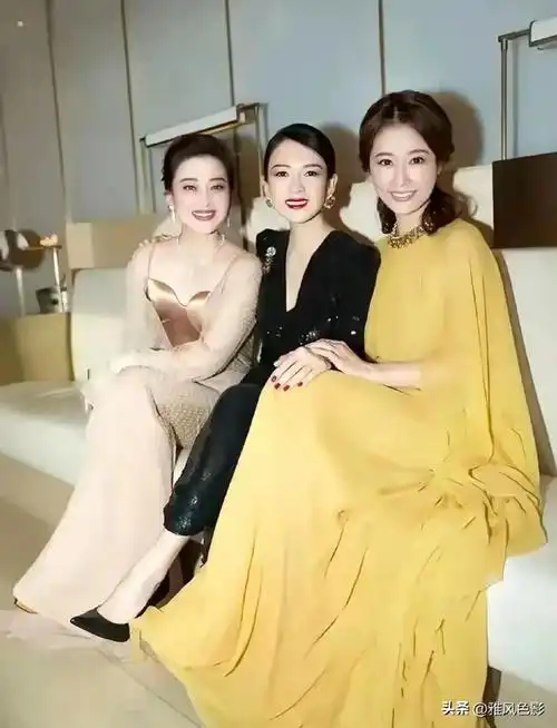 三个美得发光的女明星合影,我只认出了左边的梅婷和中间的章子怡,右边