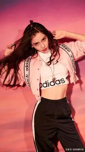 杨颖肥大连体牛仔裤穿出时尚感,网友:一点也不像生了孩子的人