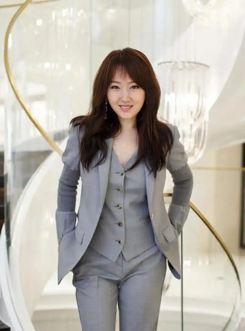 18岁的杨岗丽去广州发展,唱片公司和毛宁打造金童玉玉,但是杨岗丽这个