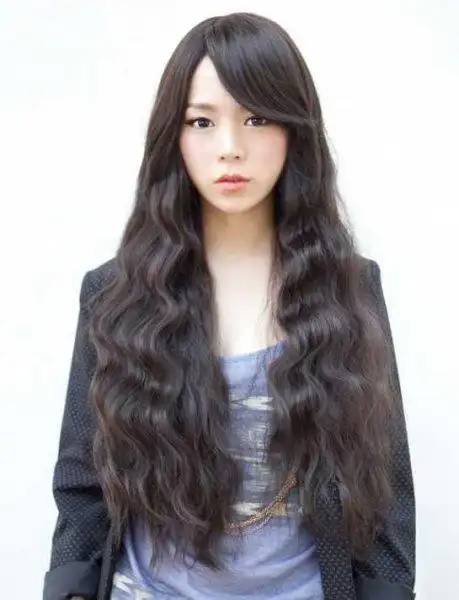 烟花烫是烫发的一种,外形蓬松,动感十足,卷曲效果明显,具有立体膨胀感