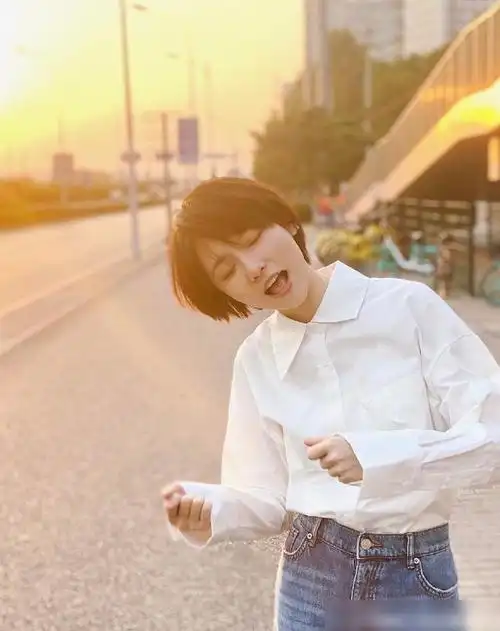 的一面,比如扎起小辫子摆出搞怪姿势拍照,照片中的她素颜也是很耐看