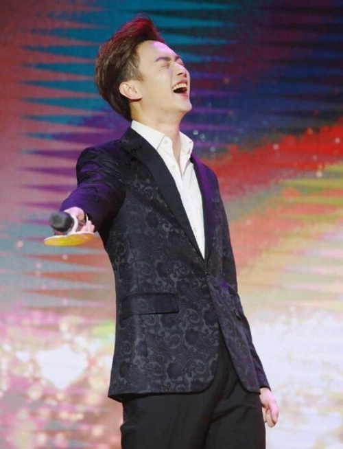 许凯唱歌忘词跑调 多次求助观众被无视