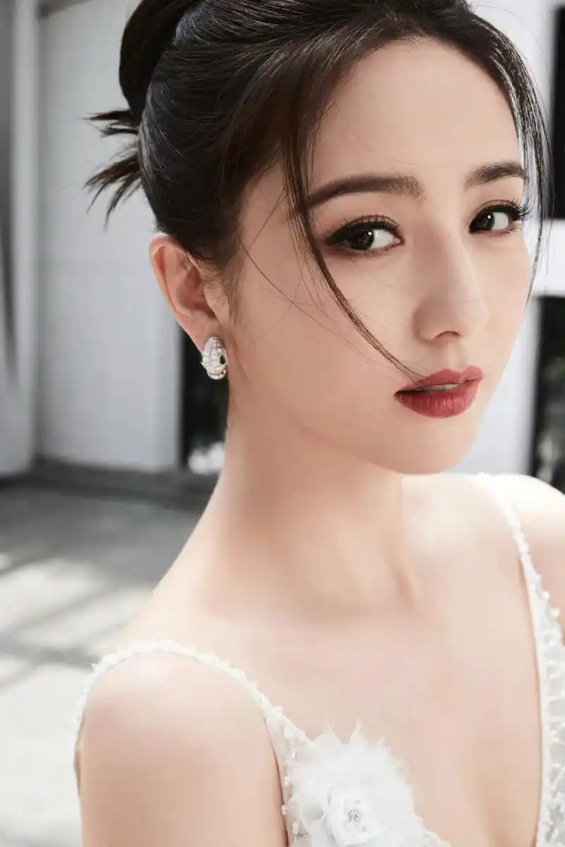 佟丽娅吊带裙写真,优雅高贵,魅力四溢!