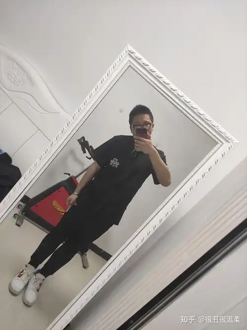 男生身高1米8体重180斤是不是太胖了