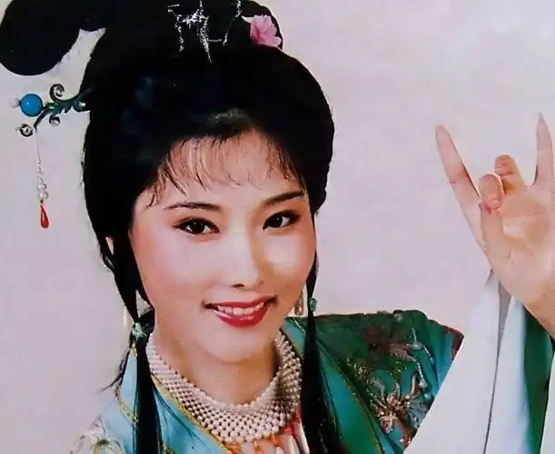 何赛飞年轻时有多美?嫁初恋结婚30年0绯闻,儿子还随她姓_父亲
