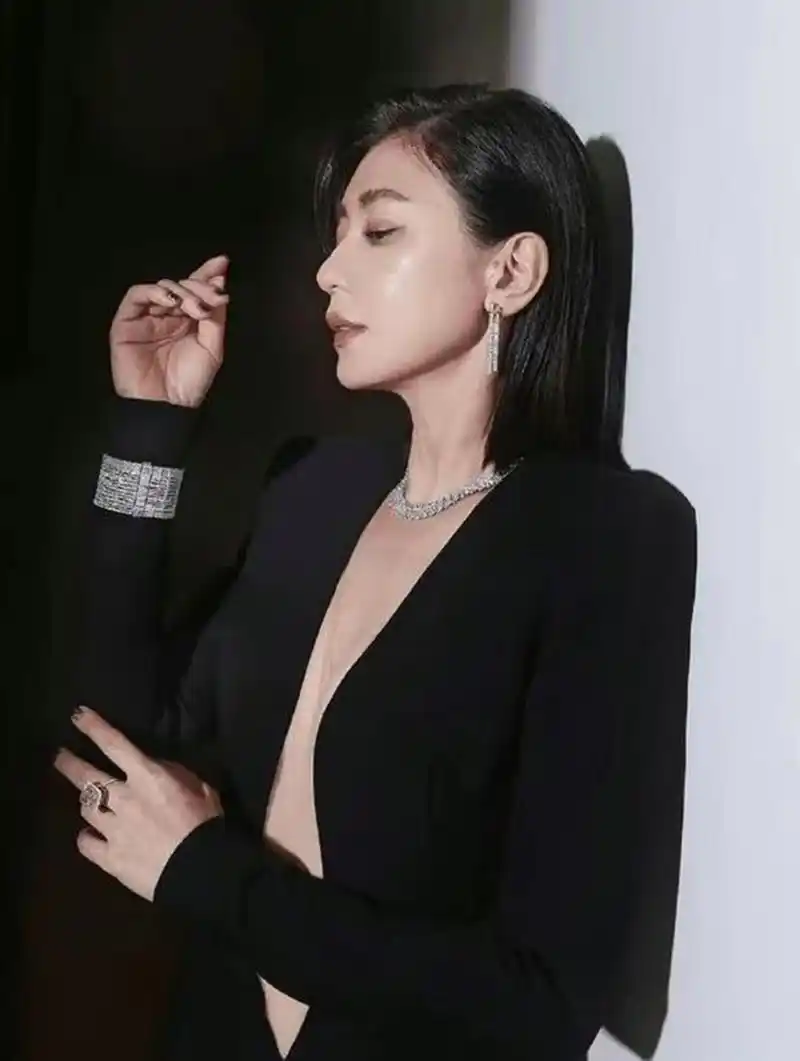 穿黑色连衣裙领口直接开到腰,火辣又高级 贾静雯,以其出色的演技和不