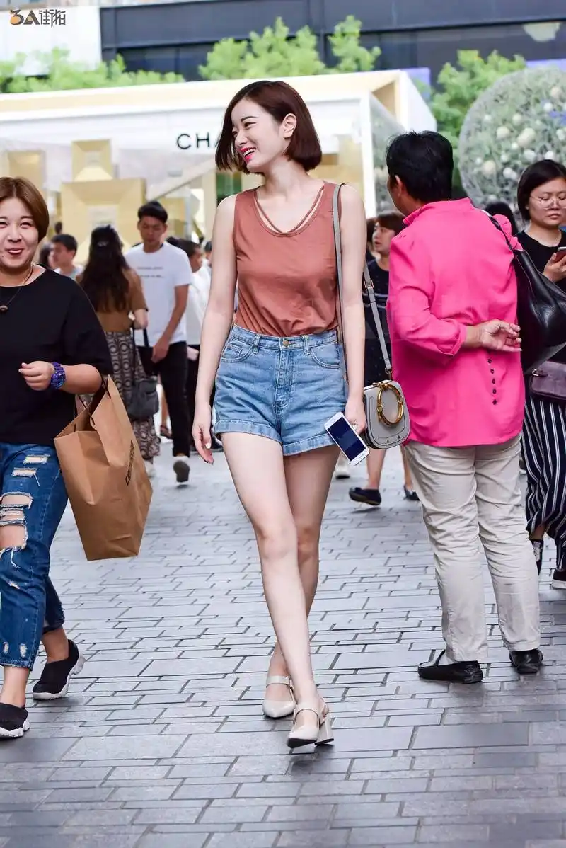 街拍:时尚的短发美女
