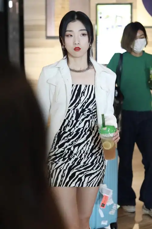 yamy斑马纹抹胸裙性感撩人 夸张眼线更显五官个性-搜