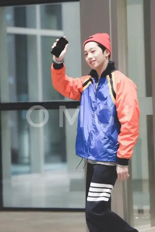 回顾赖冠霖某次签售下班 小红帽要被大灰狼拐跑啦