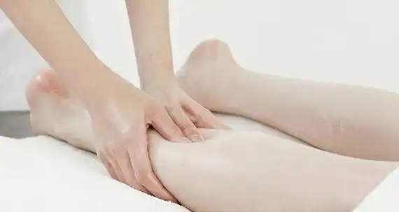 吸脂瘦小腿后要做好按摩,适度的按摩可以帮助小腿的皮肤还原,防止皮肤