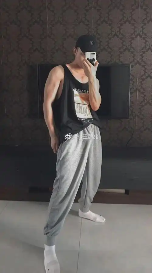 湖北腹肌小狼狗灰裤子刷屏,男生就该这样穿搭!|纯色|背心|配色|白t_网