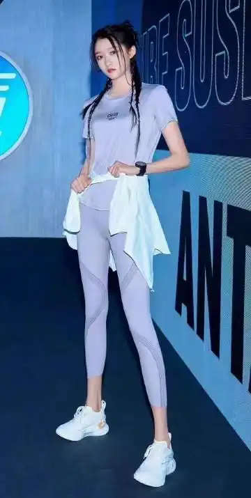 关晓彤穿紧身衣参加活动双腿太长露出打底裤一双细长腿似筷子