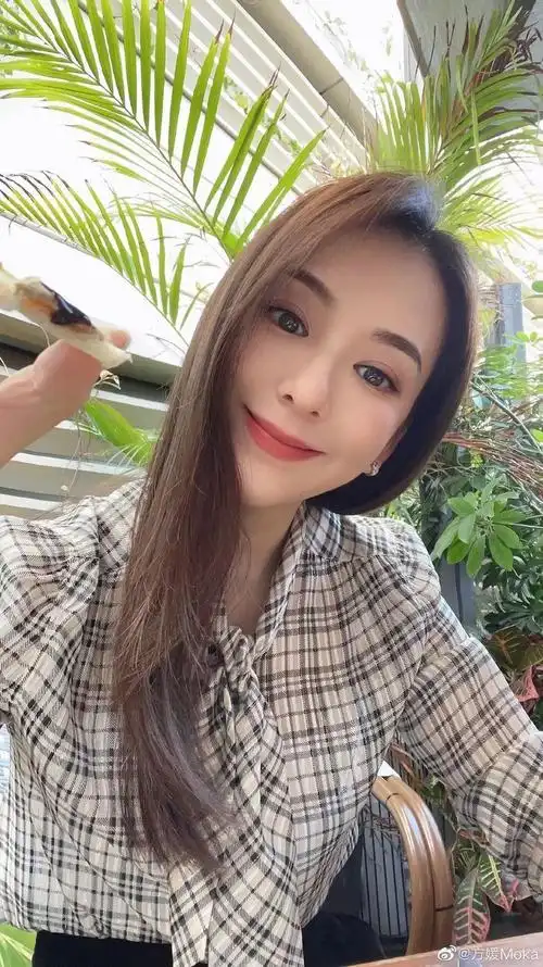 方媛晒美照冬天还在露大腿 奢华下午茶生活惬意