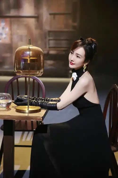 40岁王鸥太美了,穿黑色挂脖长裙梳精致盘发,复古优雅女神范!