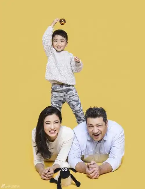 图中,一家三口身着居家亲子装,休闲舒适,甜蜜温馨.