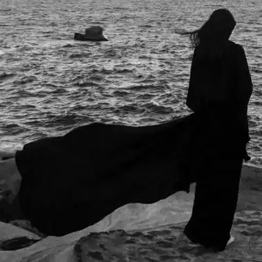 比较悲伤的头像黑白女