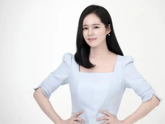 生完二胎之后的韩佳人首次正式出镜,依旧以童颜美貌和优雅示人!