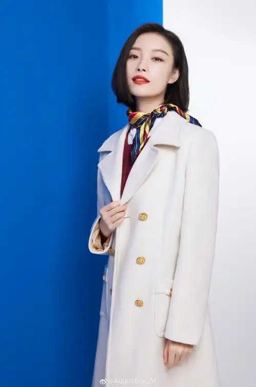 倪妮    2021年春晚以gucci白色双排扣大衣搭配利落短发登场,让人眼前