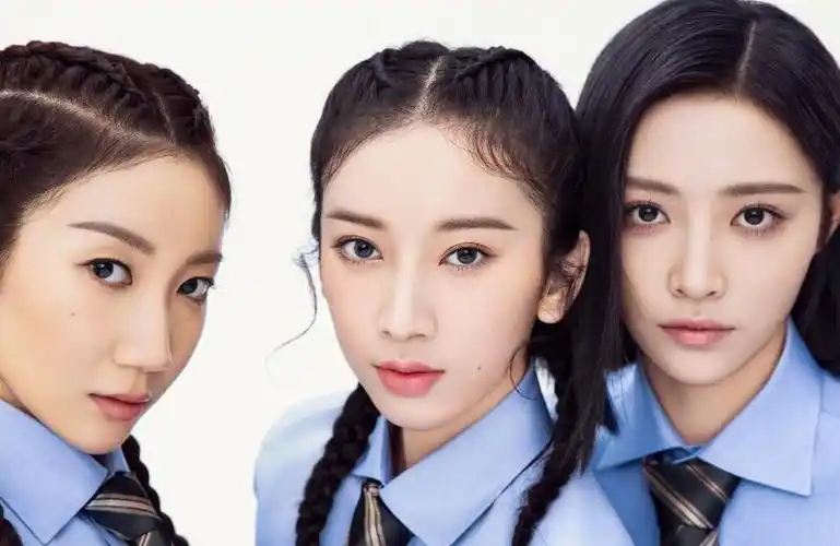 《青你2》学员的毕业合影,有谁注意到许佳琪和赵小棠的位置了?