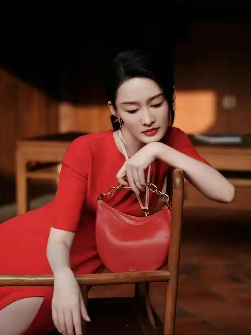 李沁身穿红色礼服尽显大气领略了非遗魅力红色衬得她如此迷人