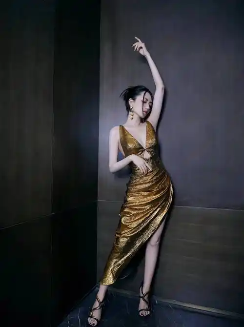 刘惜君身穿金色吊袜带连衣裙,尽显曼妙身材和迷人美丽.