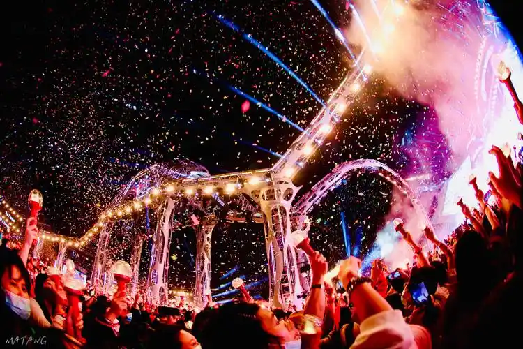 华晨宇火星演唱会壁纸图浪漫的现实现实的梦幻