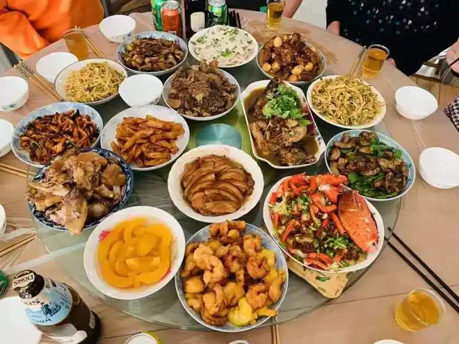 初次去东北男友家,看到准婆婆做的一桌饭菜,犹豫到底要不要分手_网易