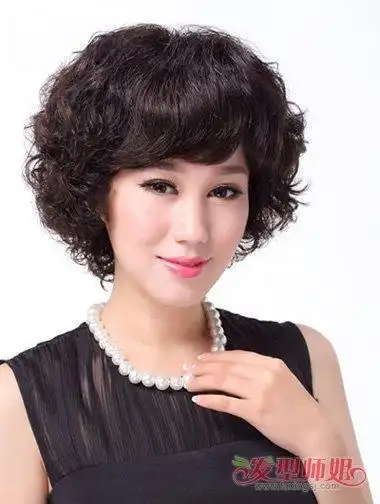 中年女性短烫发斜刘海造型设计妇女的华丽烫发,打造出了奢华高贵气质